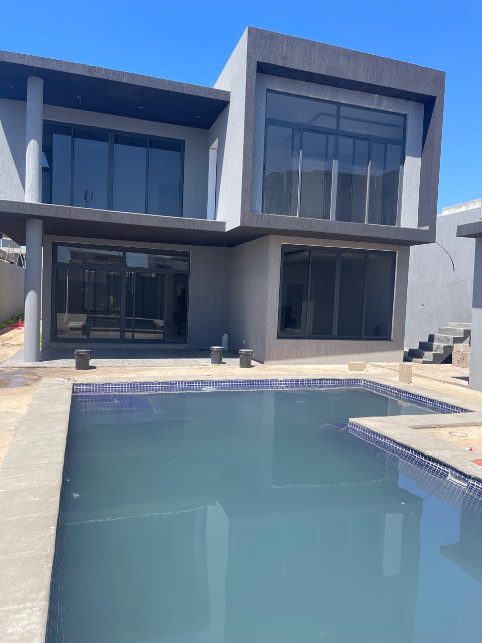 Moradia Tipo 4 com Anexo T2 no Bairro Costa do sol, Rua do Tizema - Mapulene