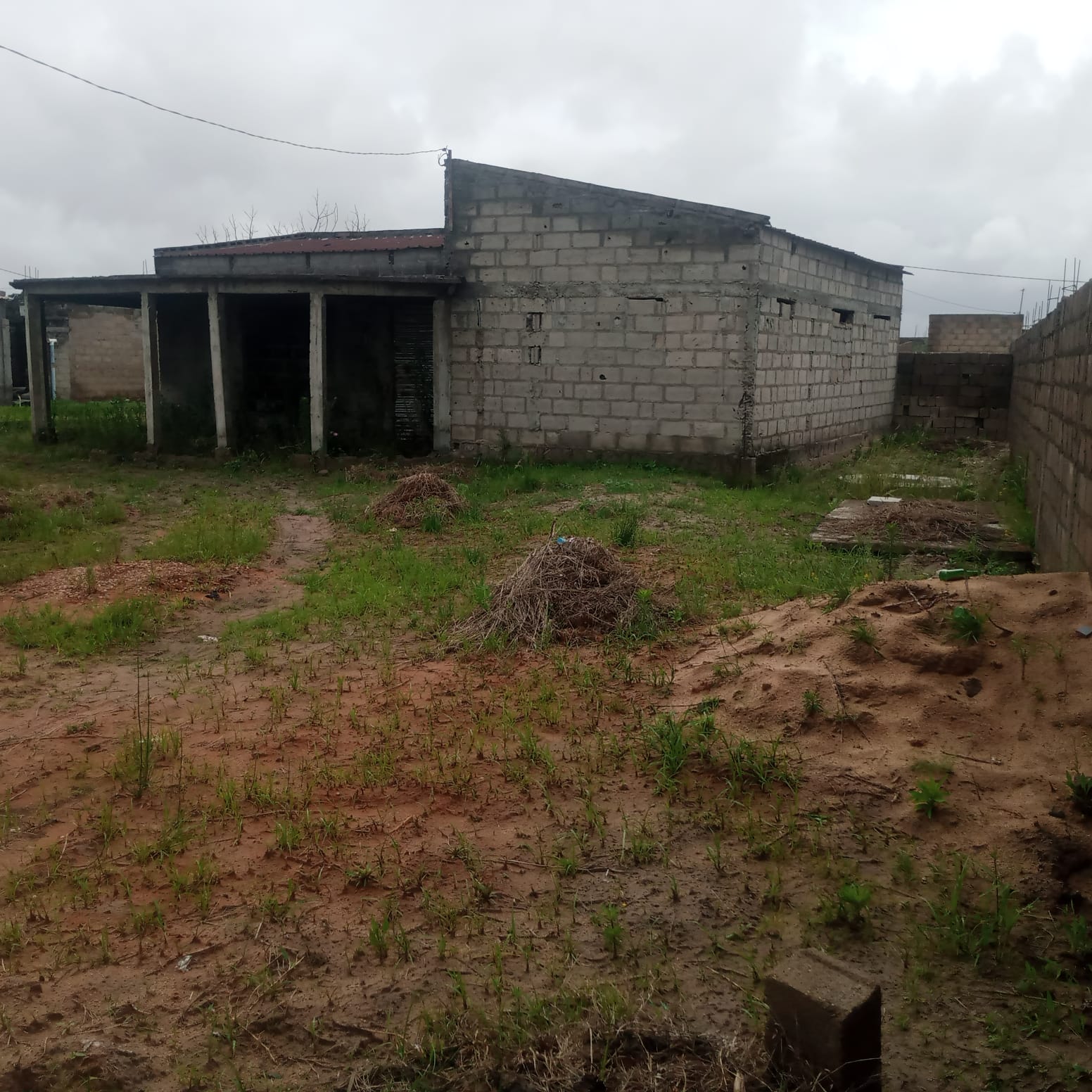 Apartamento Tipo 3 - Apartamento Tipo 3 Inacabado – Bairro de Boquisso - Município da Matola - Prov. de Maputo - Próximo à Esquadra