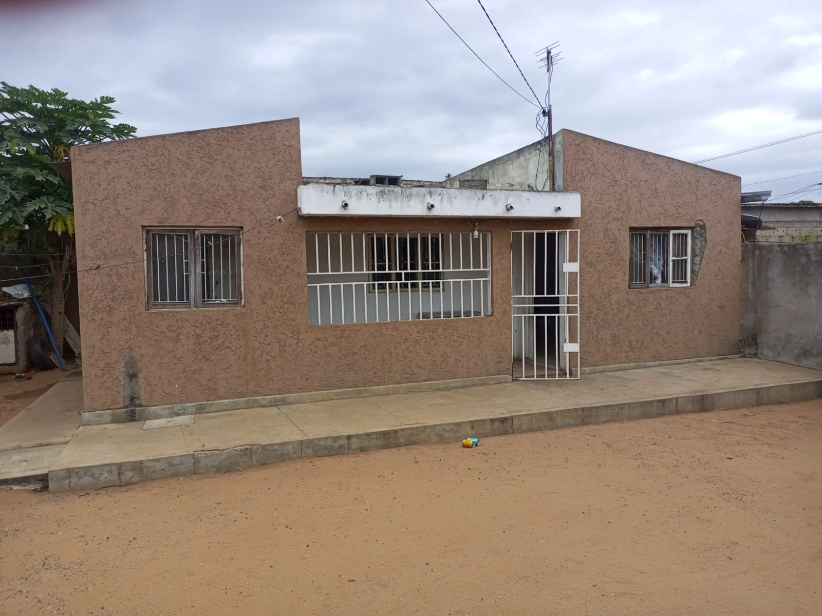 Apartamento Tipo T1 - Bairro das Mahotas - Av. Sebastião Mabote - Paragem "Musuazi" - Cidade de Maputo