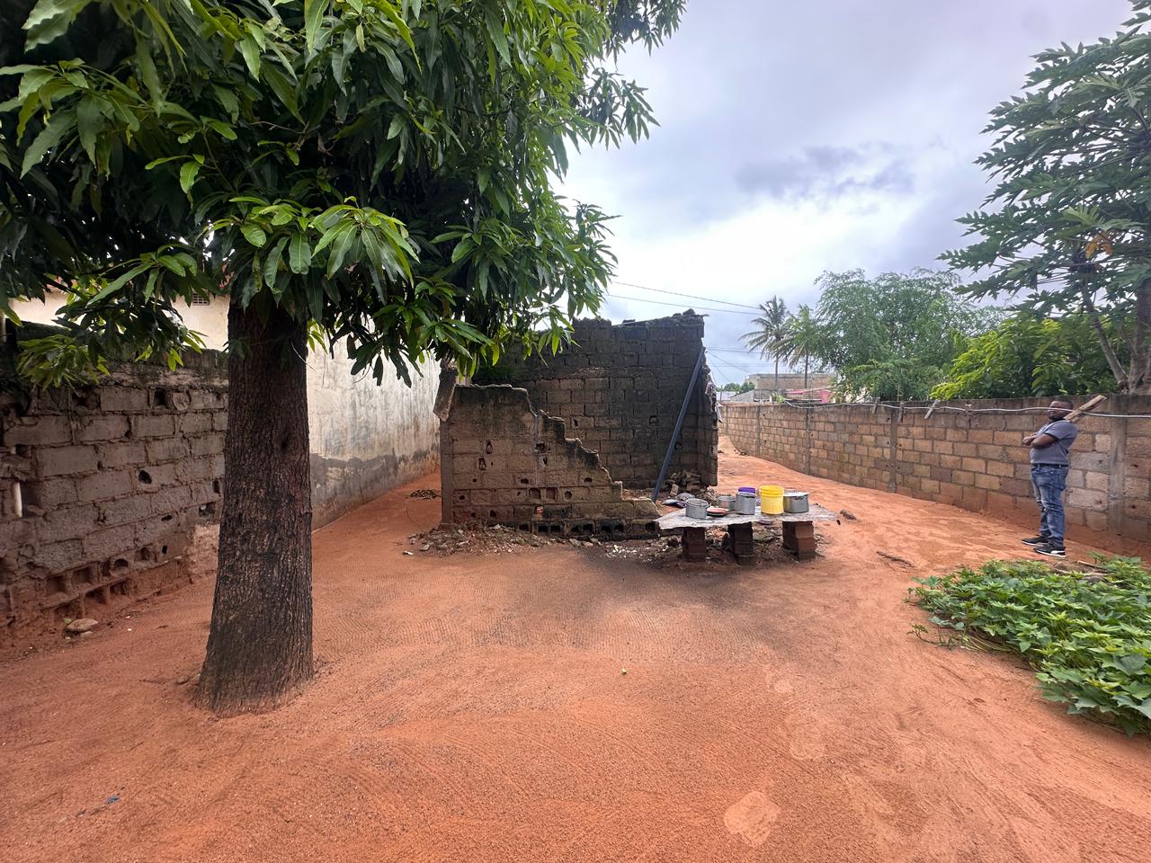 Propriedade (Terreno com Benfeitoria Tipo 2) – Bairro de Laulane - Cidade de Maputo